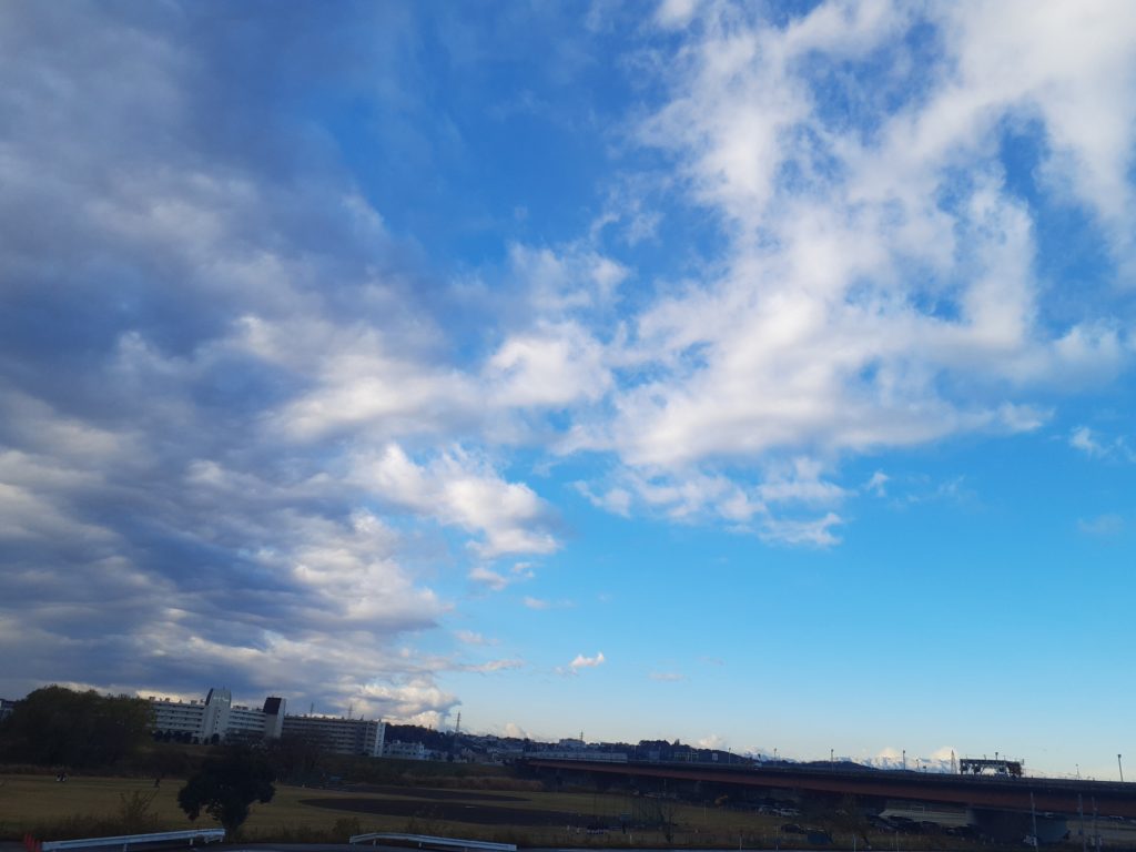 多摩川の雲　　12月18日